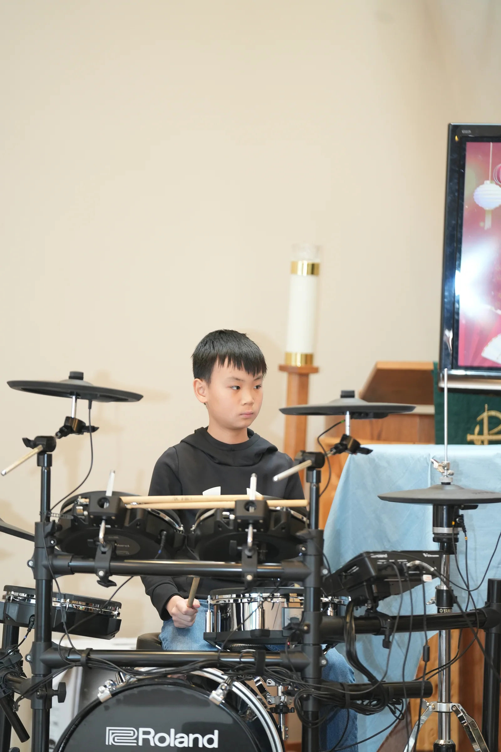 Student ensemble performance at Reindeer Education's 2025 public gallery.